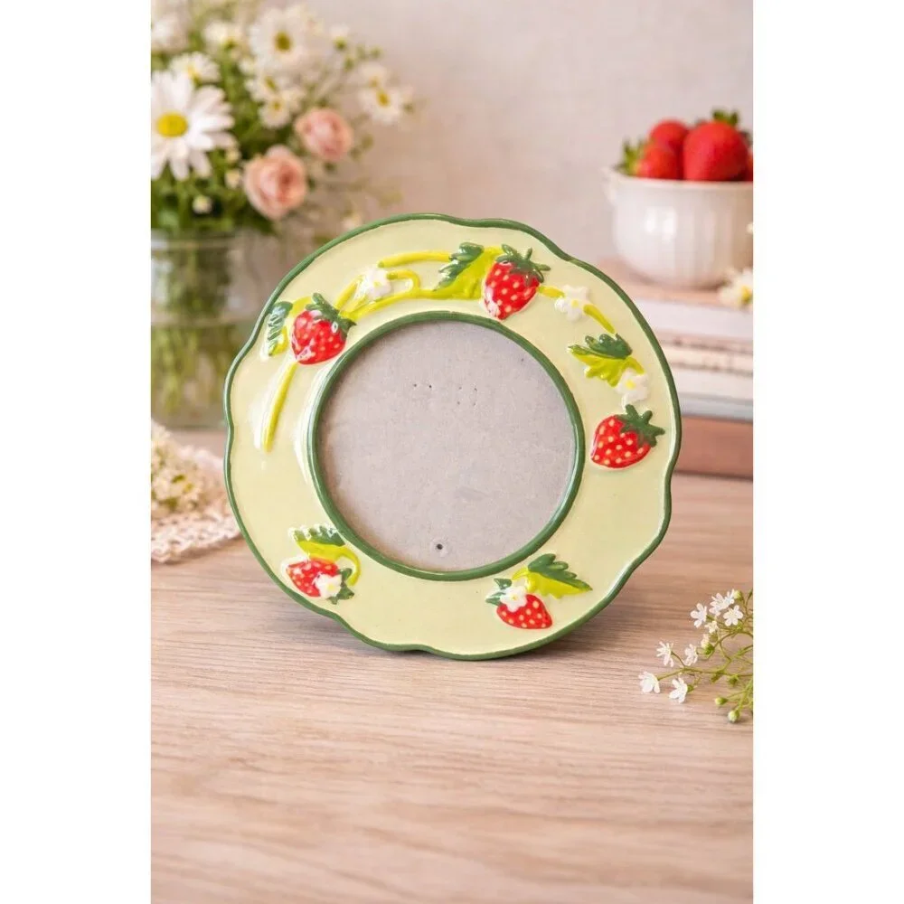 New Ceramic Cottage Red Green Strawberry Vine Farmhouse Picture Frame 4x4